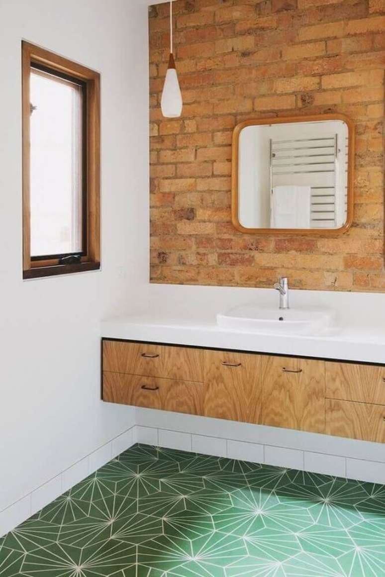 61. Revestimento verde para piso de banheiro moderno – Foto Revista VD