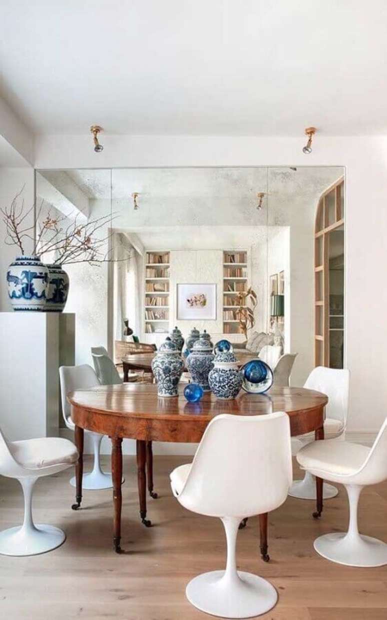 5. Decora&ccedil;&atilde;o com cadeira branca para mesa de jantar redonda de madeira &ndash; Foto: Pinterest