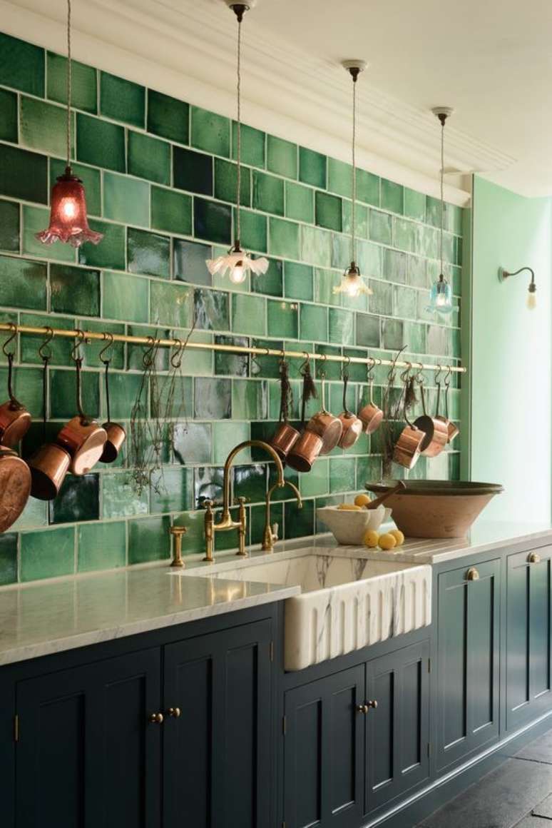 25. Cozinha com revestimento verde – Foto Casa Vogue