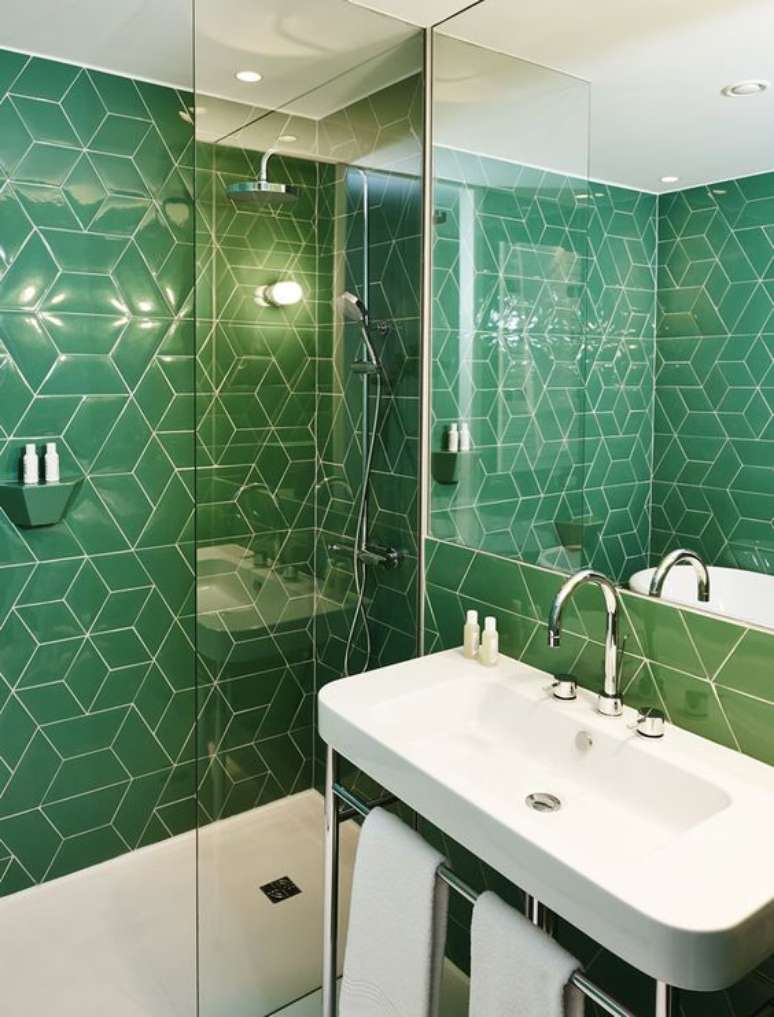55. Revestimento verde para banheiro moderno e pequeno – Foto Pinterest