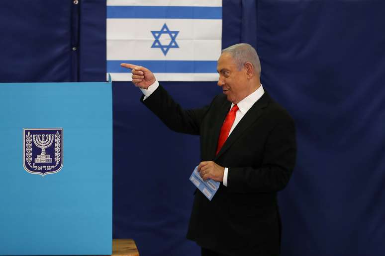 Premi&ecirc; israelense, Benjamin Netanyahu, vota em Jerusal&eacute;m
23/03/2021 REUTERS/Ronen Zvulun/Pool