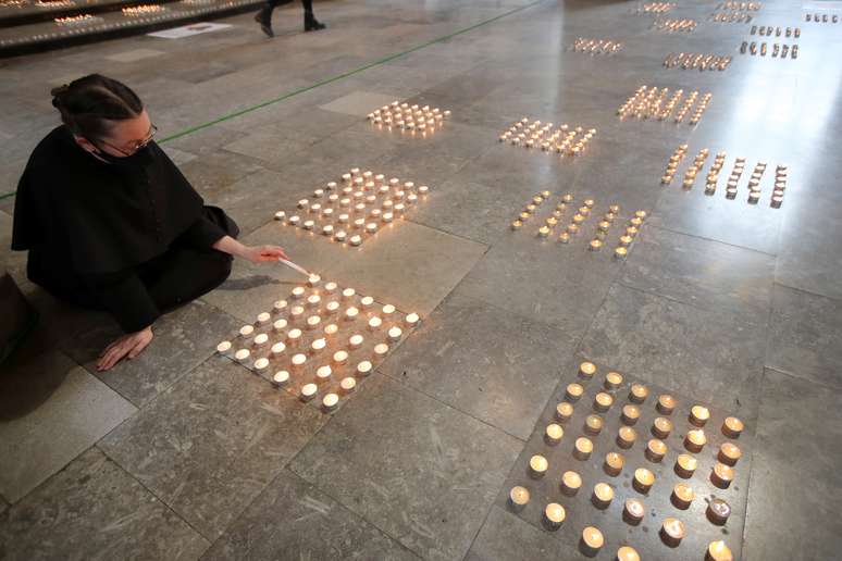 Velas são acesas na catedral de Blackburn para marcar um ano do primeiro lockdown contra a Covid-19 no Reino Unido
23/03/2021 REUTERS/Molly Darlington