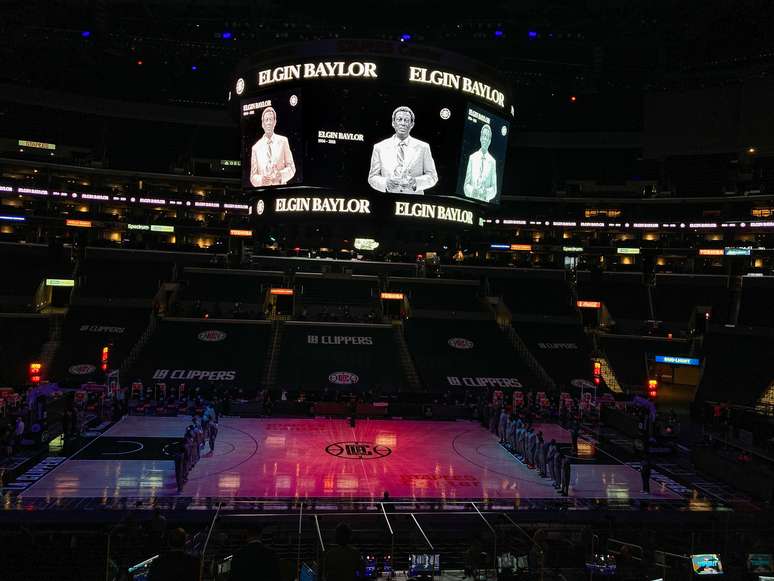 Um minuto de sil&ecirc;ncio em homenagem a Elgin Baylor antes de partida entre Los Angeles Clippers e Atlanta Hawks em Los Angeles
22/03/2021 Robert Hanashiro-USA TODAY Sports