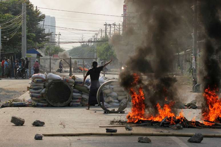 Manifestantes fazem barricadas em meio a protesto contra golpe militar em Mandalay, Mianmar
22/03/2021
REUTERS/Stringer