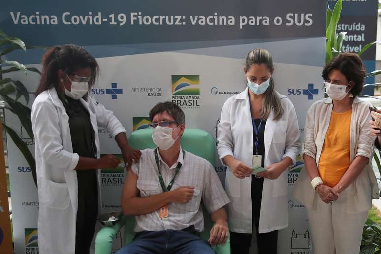 Vacinação com imunicante da AstraZeneca/Oxford na Fiocruz, Rio de Janeiro
 23/1/2021 REUTERS/Ricardo Moraes