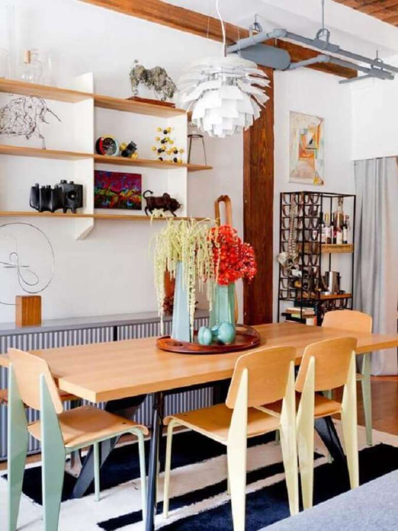 68. Decoração simples para sala com cadeiras de madeira para mesa de jantar – Foto: Pinterest