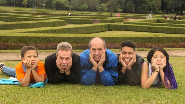 "O papa &eacute; fal&iacute;vel, o papa &eacute; um ser humano. Ele tem cora&ccedil;&atilde;o", avalia Toni, que aparece na foto ao lado dos filhos e do marido David