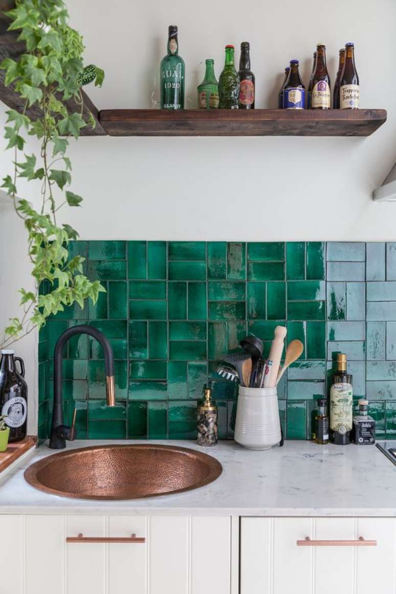 1. Revestimento verde e branco na cozinha moderna – Foto Domino