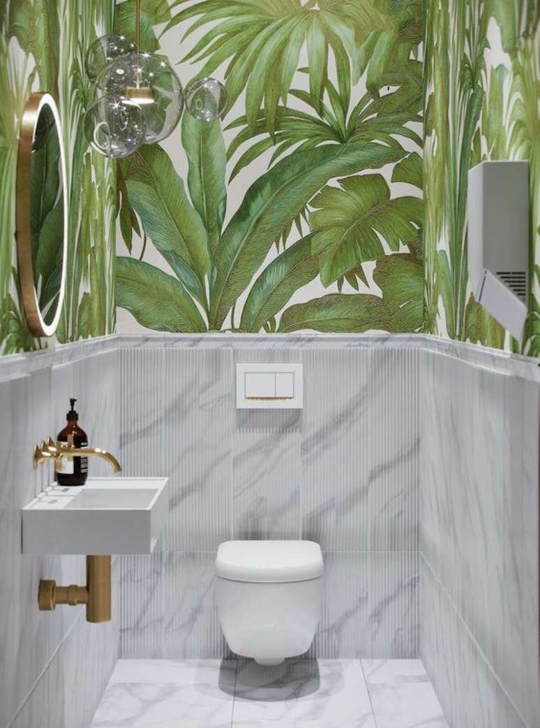 14. Banheiro com revestimento verde de folhas – Foto BlogLivin