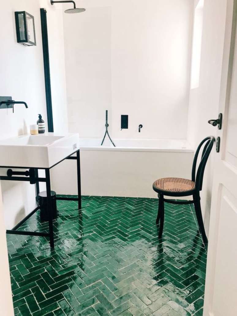 60. Revestimento verde para piso de banheiro branco – Foto TendTudo