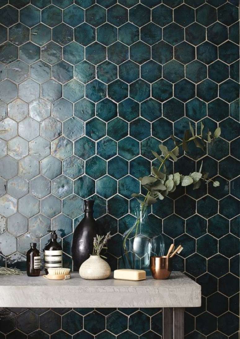 48. Revestimento verde hexagonal em tons escuros – Foto Casa Vogue