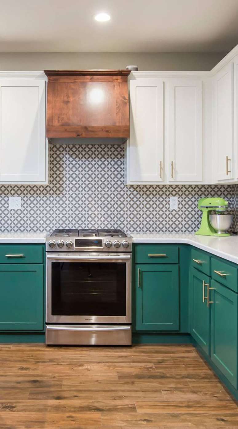 20. Cozinha com armários verdes e revestimento branco e verde – Foto Backsplash