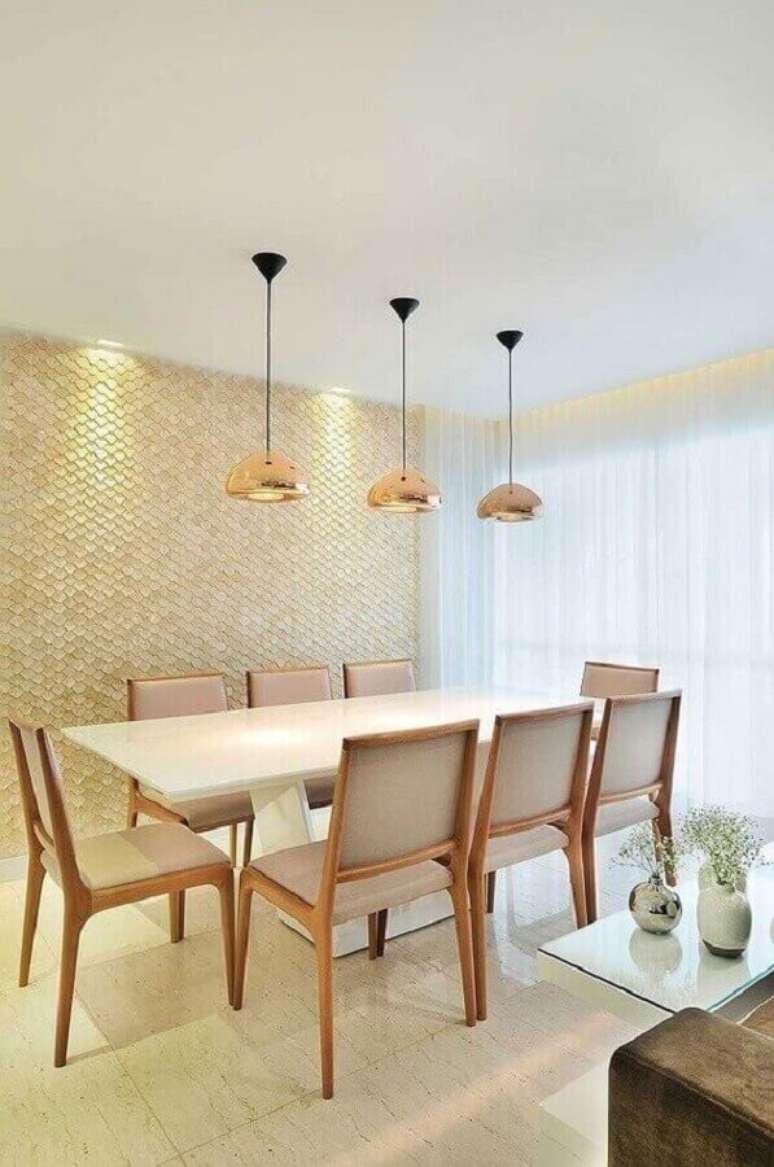 78. Sala de jantar sofisticada decorada em cores neutras com cadeiras para mesa de jantar de madeira &ndash; Foto: Pinterest