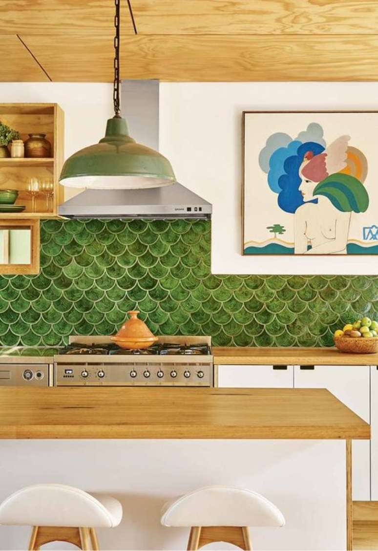 6. Cozinha americana moderna com revestimento verde – Foto Homes to Love