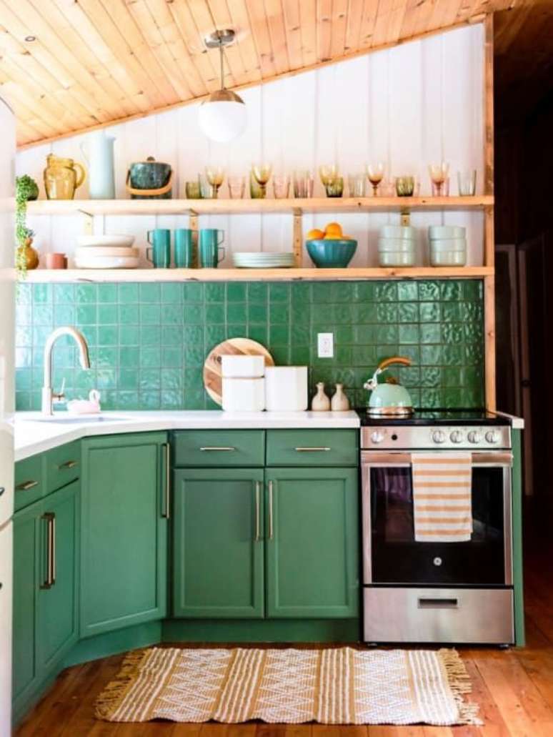 2. Cozinha com revestimento verde e armários Foto Pinterest