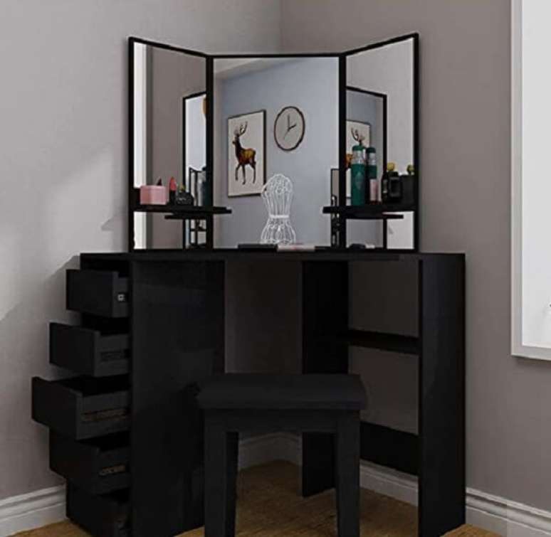 8. Penteadeira preta pequena de canto otimiza espaço no dormitório. Fonte: Pinterest
