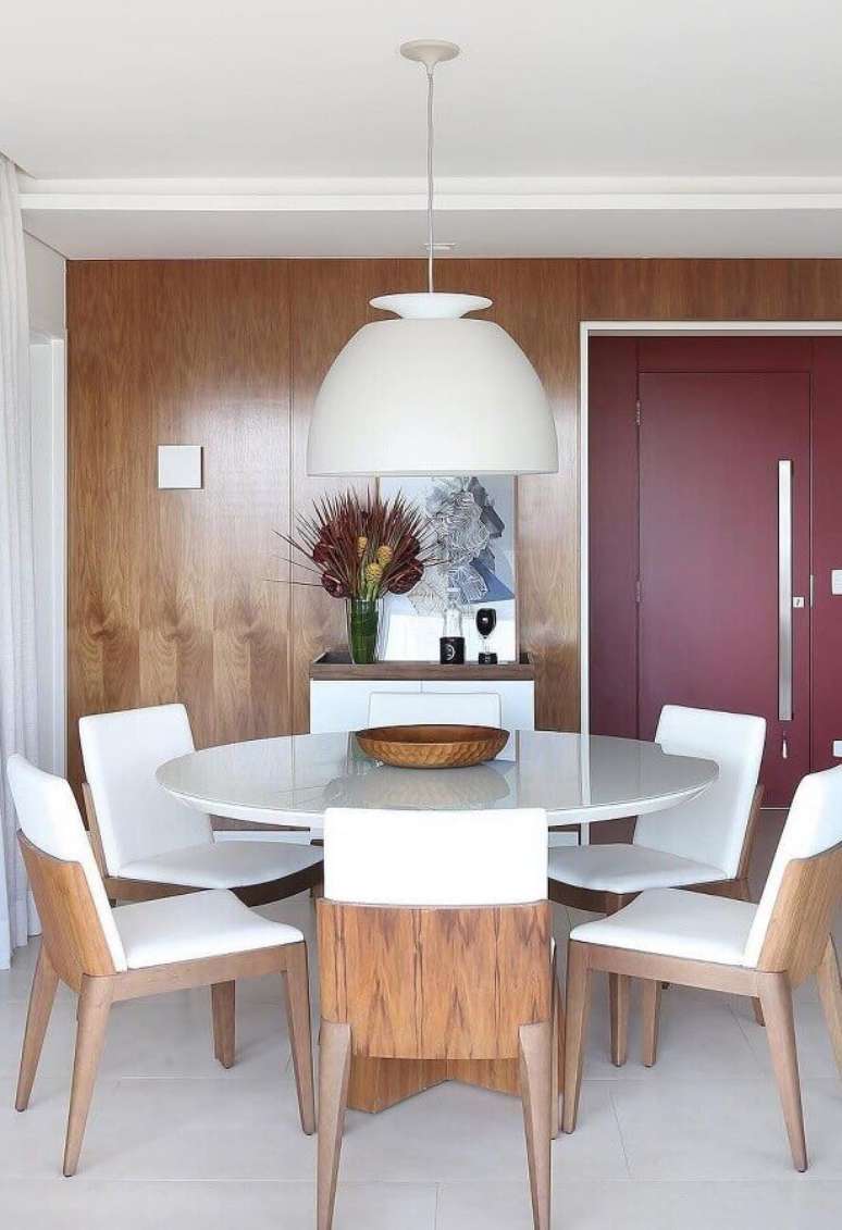 66. Decoração de sala com cadeiras para mesa de jantar redonda branca – Foto: Pinterest