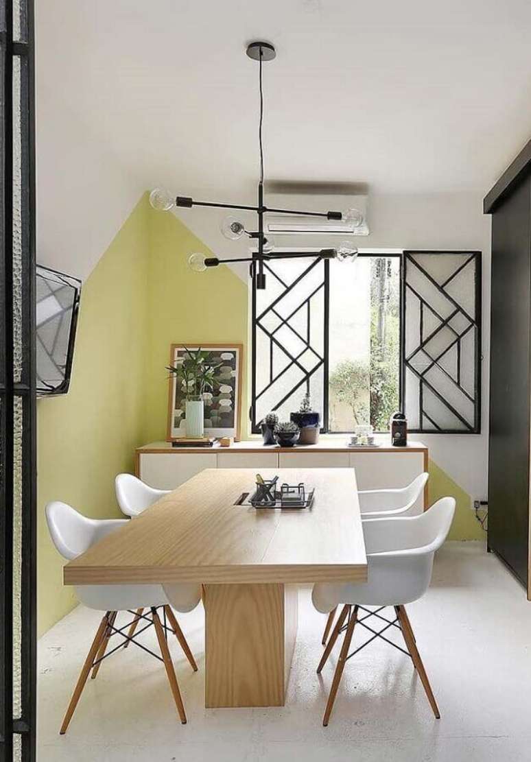 73. Sala decorada com luminária moderna e cadeira branca para mesa de jantar de madeira – Foto: Apartment Therapy