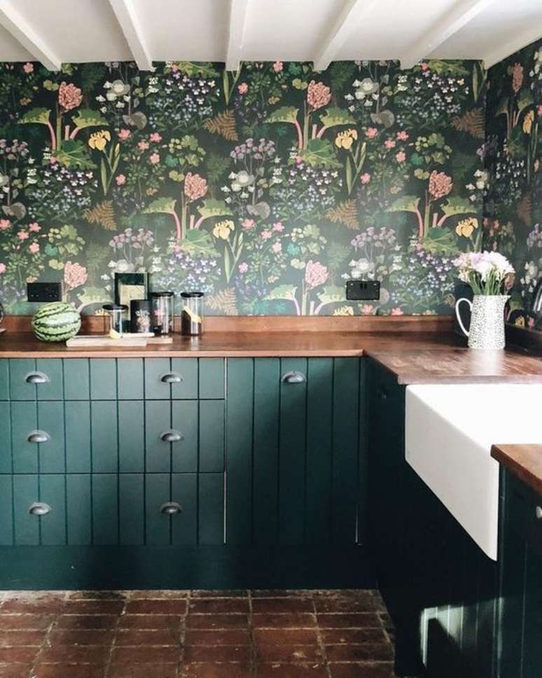 24. Cozinha com revestimento verde floral – Foto Hunker