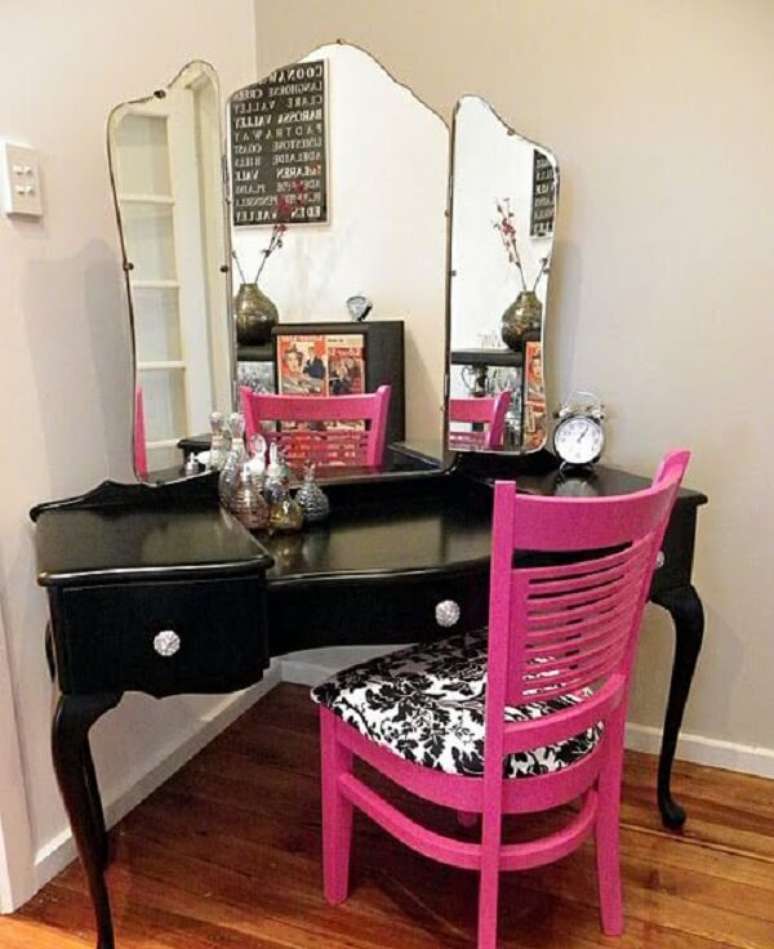 3. A cadeira rosa quebra a sobriedade da penteadeira preta com espelho. Fonte: Pinterest