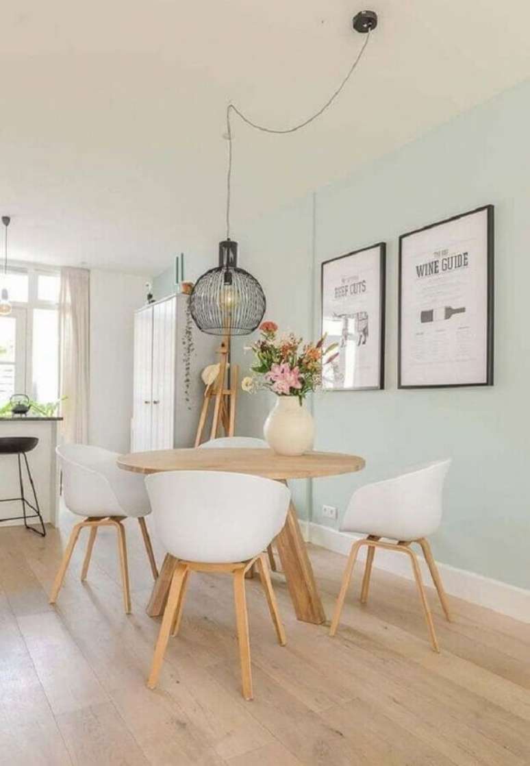 4. Decoração clean com cadeira branca para mesa de jantar redonda de madeira – Foto: Apartment Therapy