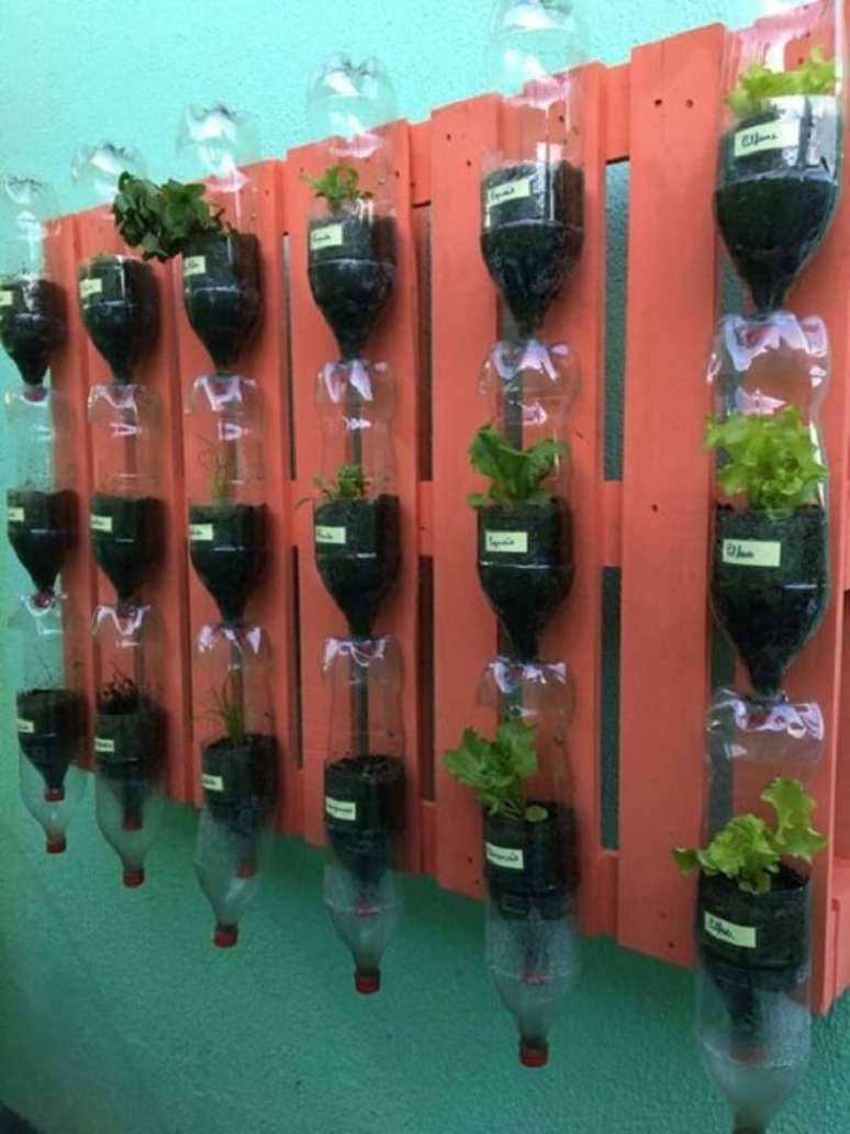 23. O pallet serviu de apoio para a horta com garrafa PET. Fonte: Pinterest