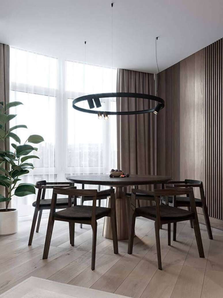 39. Decoração moderna com cadeiras de madeira para mesa de jantar redonda – Foto: Behance