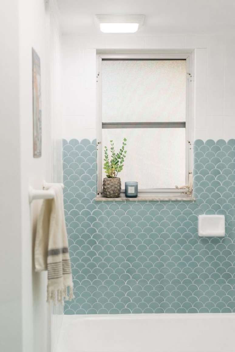 65. Banheiro com revestimento verde água e branco – Foto Sweet Teal