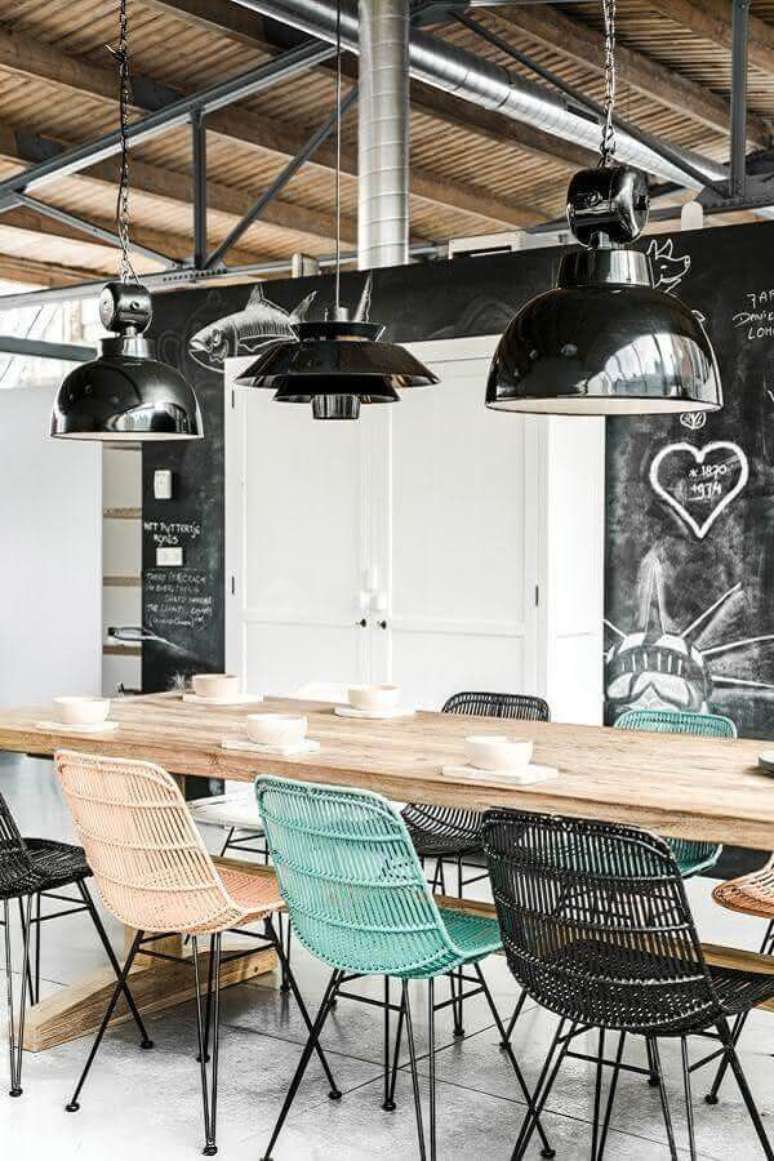 44. Sala simples decorada com cadeiras diferentes para mesa de jantar de madeira &ndash; Foto: Archzine