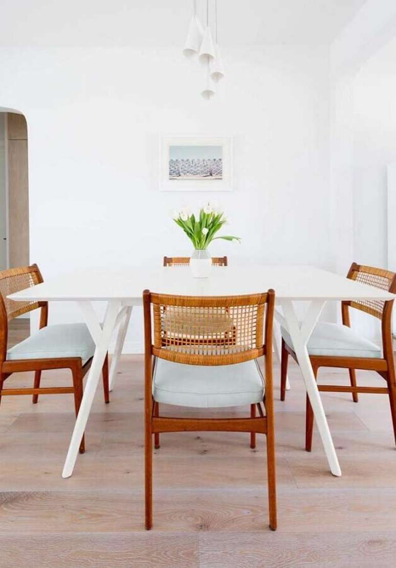 30. Sala de jantar branca decorada com cadeiras de madeira para mesa de jantar &ndash; Foto: Jeito de Casa