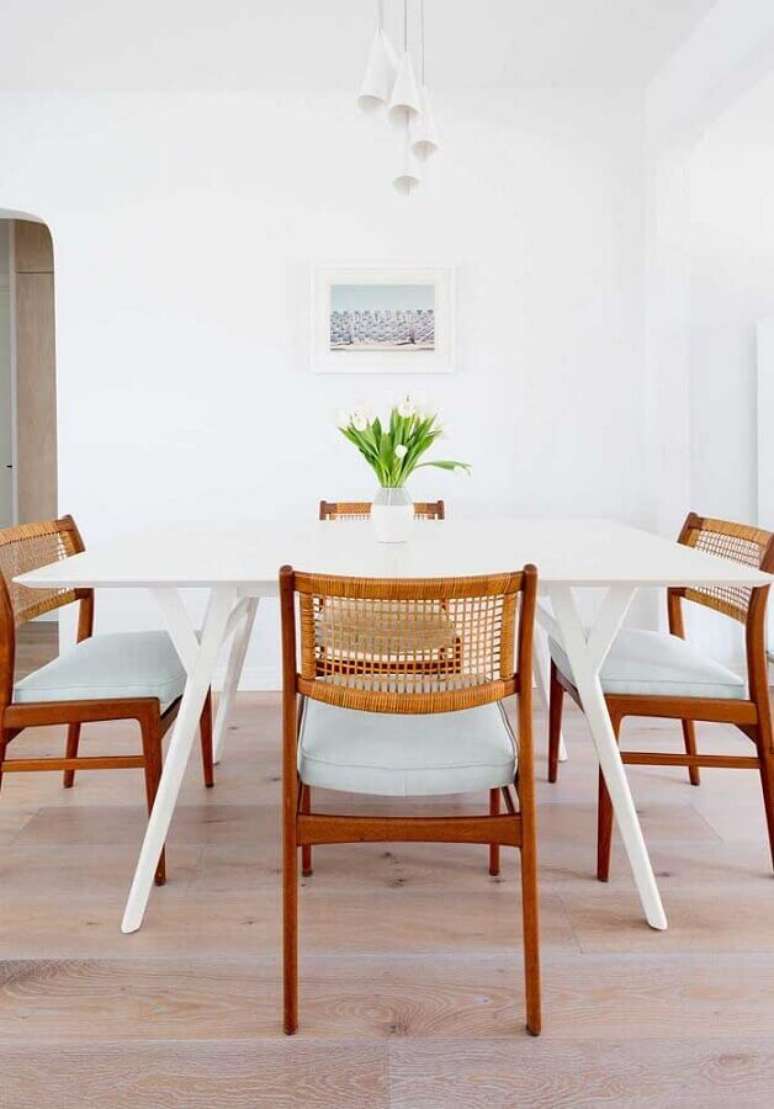 30. Sala de jantar branca decorada com cadeiras de madeira para mesa de jantar – Foto: Jeito de Casa