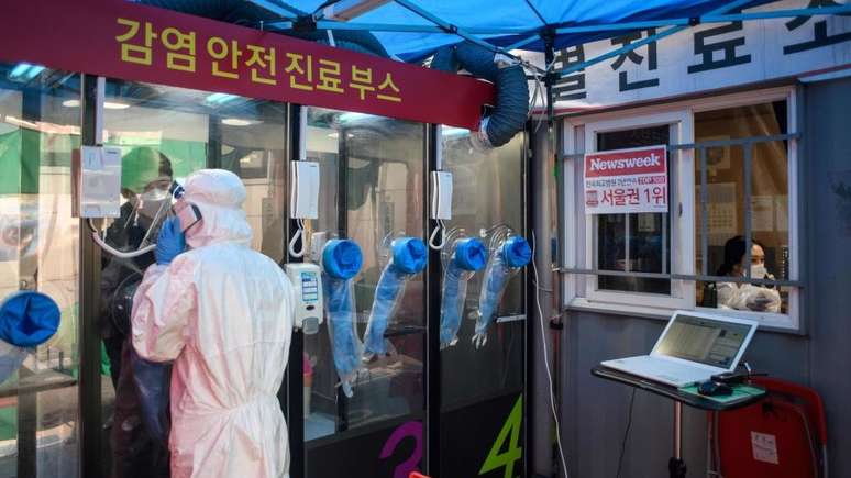 Cabines de teste de coronavírus foram montadas fora do hospital Yangii em Seul, na Coreia do Sul