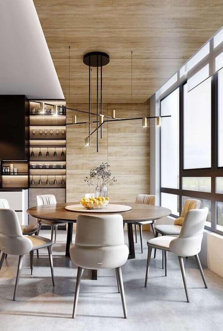 57. Sala de jantar amadeirada decorada com cadeiras estofadas para mesa de jantar modernas – Foto: Lolafá