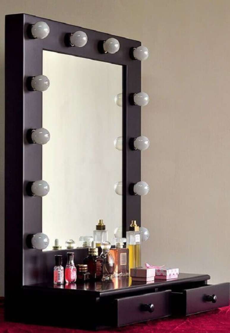 49. Que tal uma penteadeira camarim preta que voc&ecirc; pode levar para v&aacute;rios lugares? Fonte: Pinterest