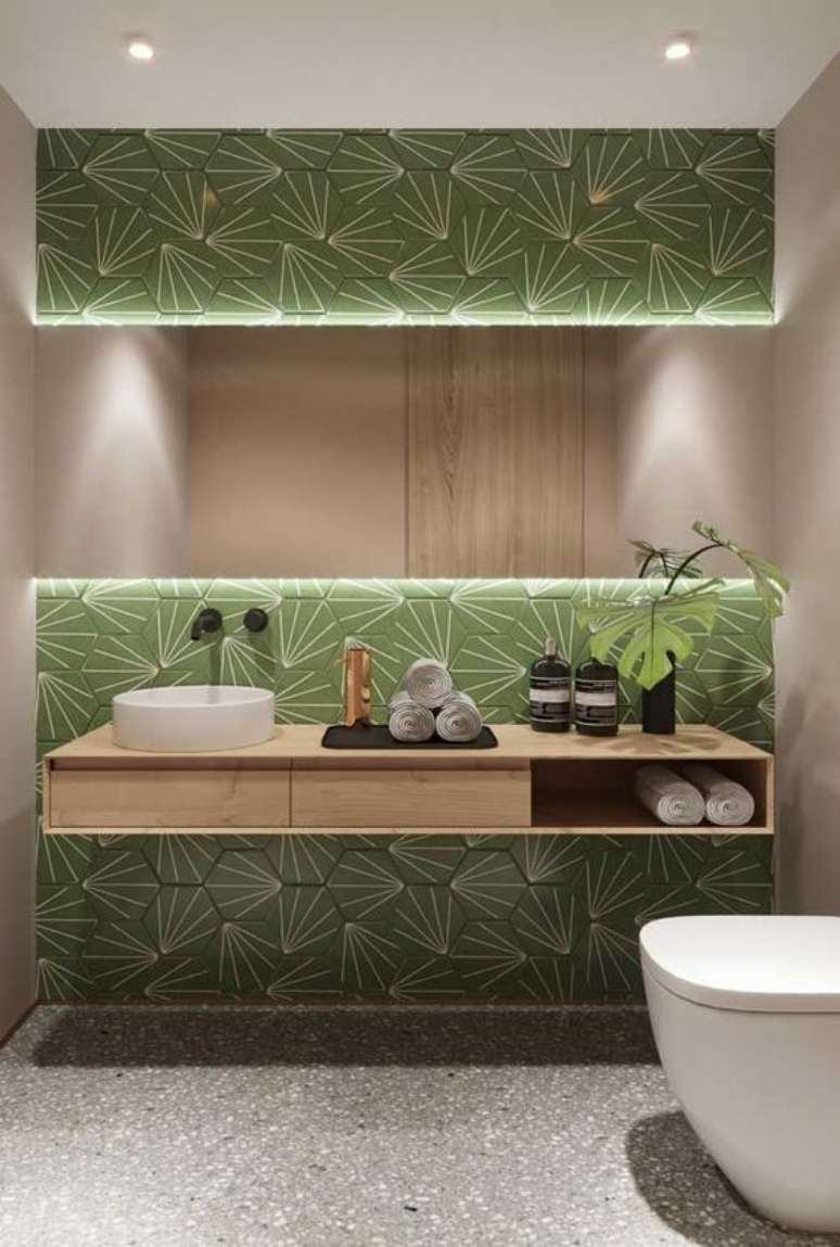 54. Revestimento verde para banheiro – Foto Reciclar e Decorar