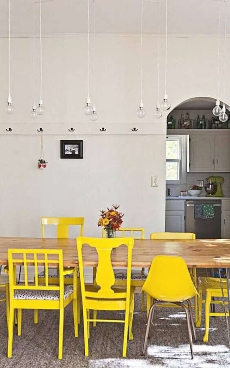 42. Decoração de sala branca com cadeiras diferentes para mesa de jantar amarelas – Foto: Pinterest