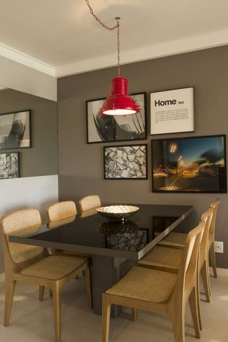 74. Sala decorada com luminária pendente vermelha e cadeiras de madeira para mesa de jantar – Foto: Muito Chique