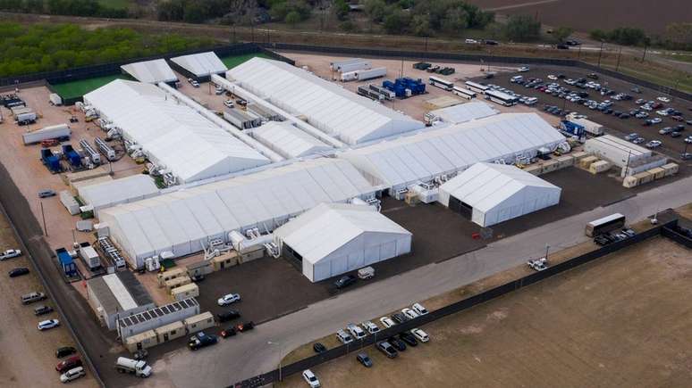 A cidade de tendas administrada pelo governo em Donna, na fronteira dos EUA com o México, está supostamente abrigando mil pessoas