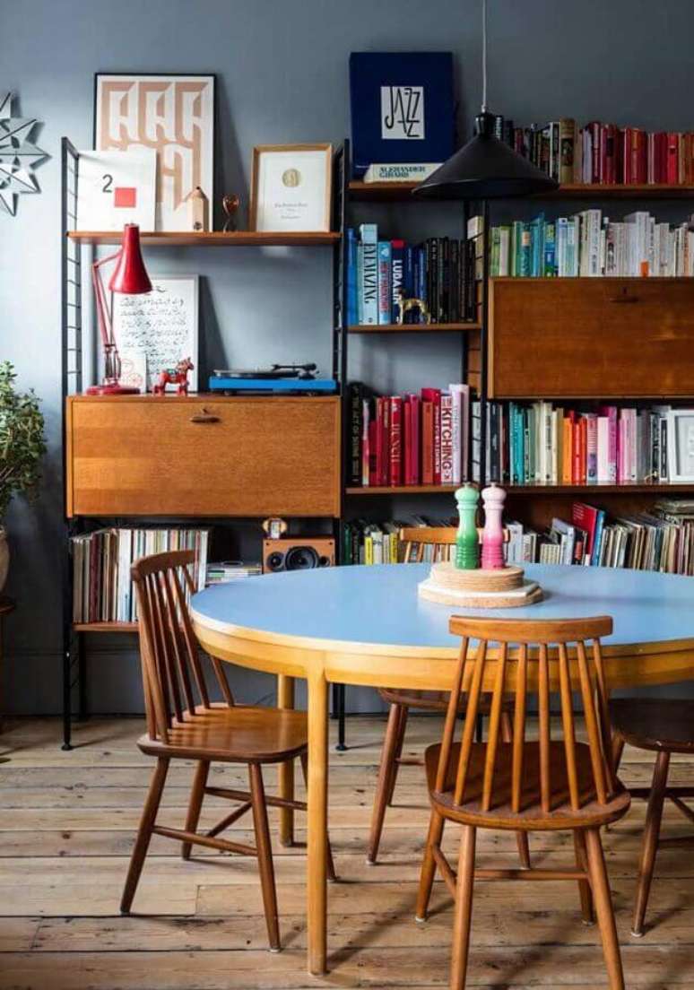 46. Decoração de sala com estante para livros e cadeiras para mesa de jantar de madeira – Foto: Andreas Móveis