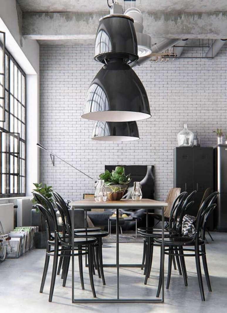 38. Decoração estilo industrial com cadeiras para mesa de jantar preta – Foto: Behance