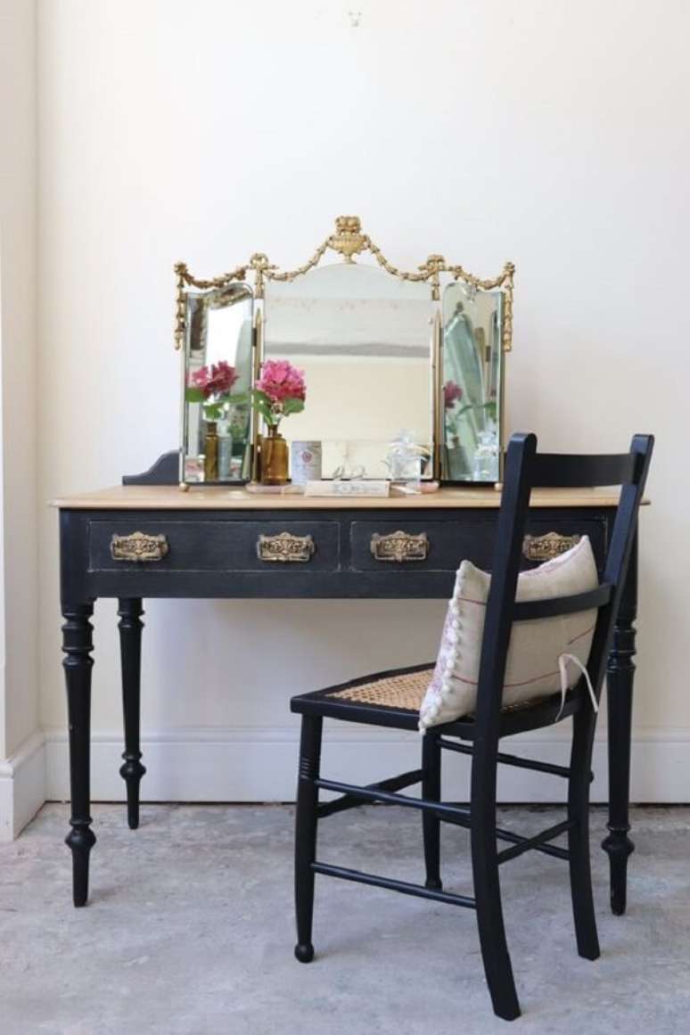 32. O acabamento da cadeira para penteadeira preta se conecta diretamente com o m&oacute;vel. Fonte: Etsy