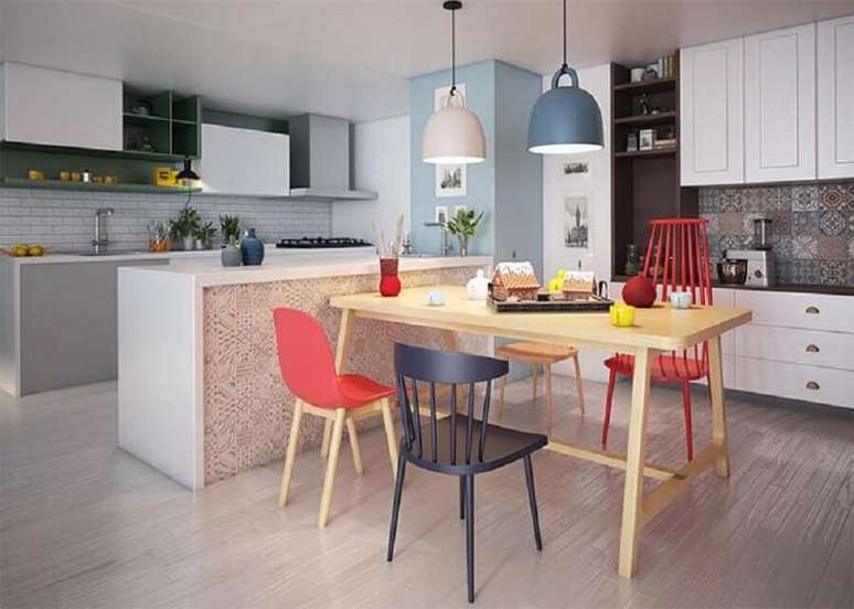 9. Decoração simples com modelos diferentes de cadeiras coloridas para mesa de jantar – Foto: Pinterest