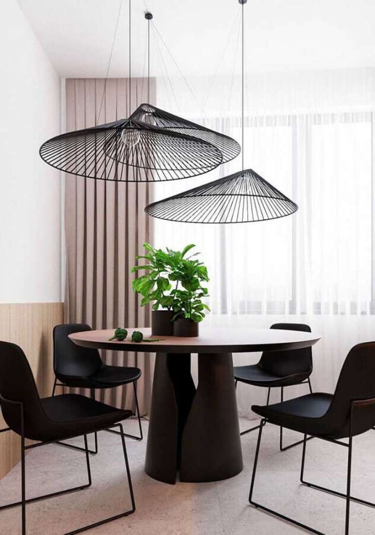 22. Decoração com luminária moderna e cadeiras para mesa de jantar preta – Foto: Andreas Móveis