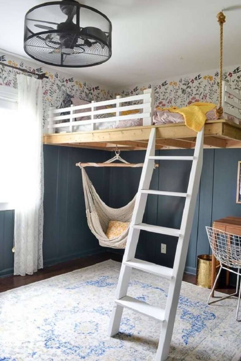 26. O balanço deixa a decoração ainda mais divertida no quarto com cama suspensa mezanino. Fonte: Pinterest