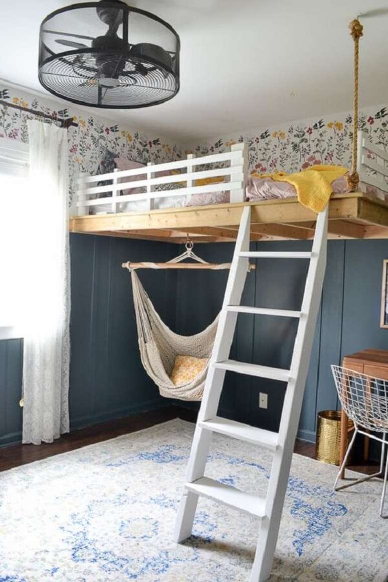 26. O balan&ccedil;o deixa a decora&ccedil;&atilde;o ainda mais divertida no quarto com cama suspensa mezanino. Fonte: Pinterest