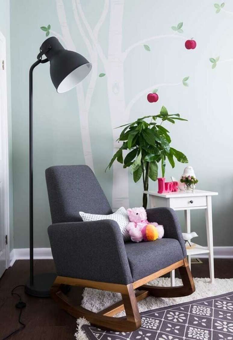 70. Poltrona de amamenta&ccedil;&atilde;o cinza escuro para decora&ccedil;&atilde;o de quarto de beb&ecirc; com lumin&aacute;ria de piso &ndash; Foto: Houzz