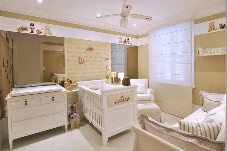 37. A poltrona de amamentação pode ficar no cantinho mais tranquilo do quarto de bebê. Projeto por Lucia Tacla.
