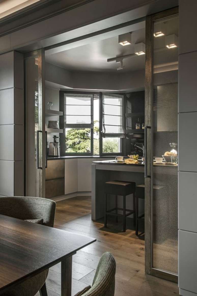 53. Porta de correr para sala e cozinha modernas em tons escuros &ndash; Foto Urbana