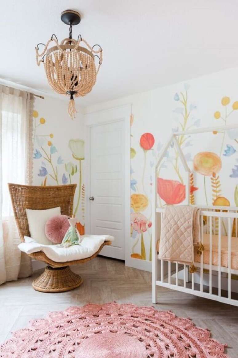 5. Poltrona de amamenta&ccedil;&atilde;o diferente para quarto de beb&ecirc; decorado com papel de parede floral &ndash; Foto: Anewall Decor