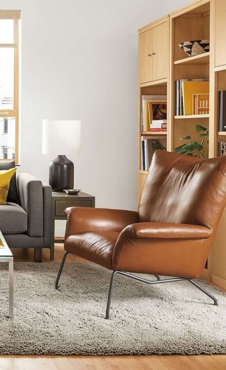 46. Sala de estar decorada com sofá cinza e poltrona marrom moderna – Foto: Room & Board